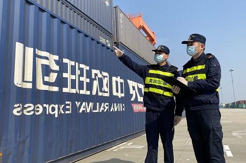 武汉中欧班列为海外华人送年货，更多的中国制造业加速出国